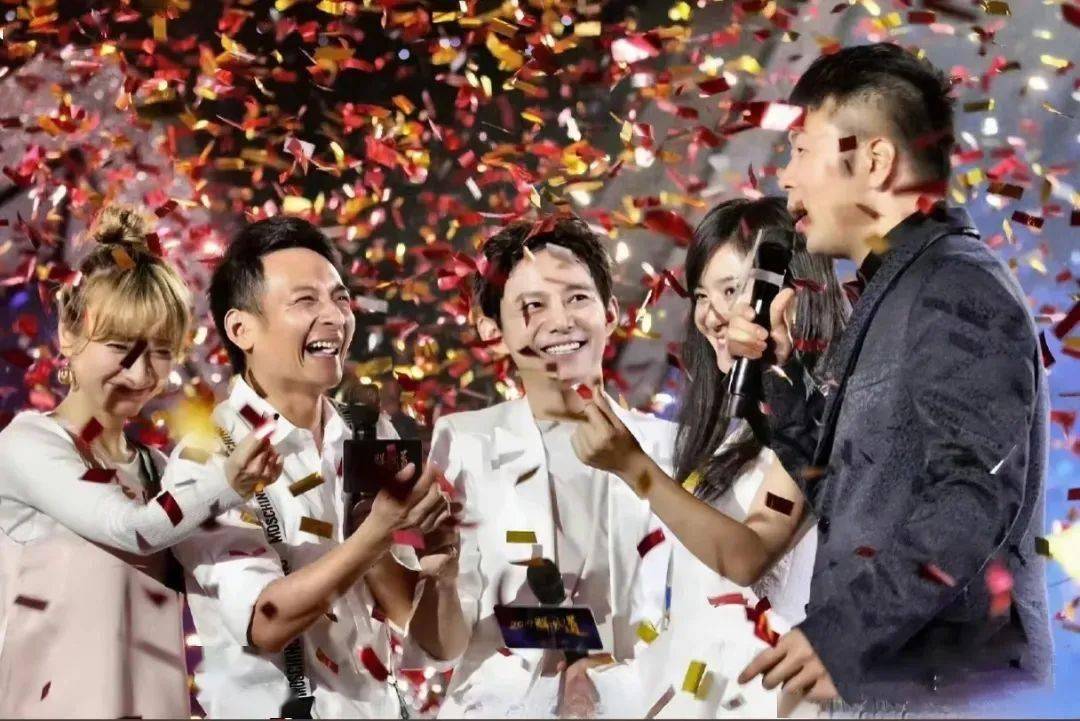 都被扒出来了何炅的家底(图25)