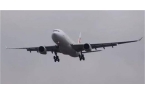 臂148人命悬一线机长机智应对空中惊魂：